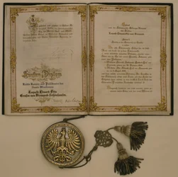 Diploma de Príncipe para o Chanceler da Confederação do Norte da Alemanha e para o Ministro-Presidente da Prússia Leopold Eduard Otto Conde von Bismarck-Schoenhausen, em 23 de abril de 1873 (mídia mista)